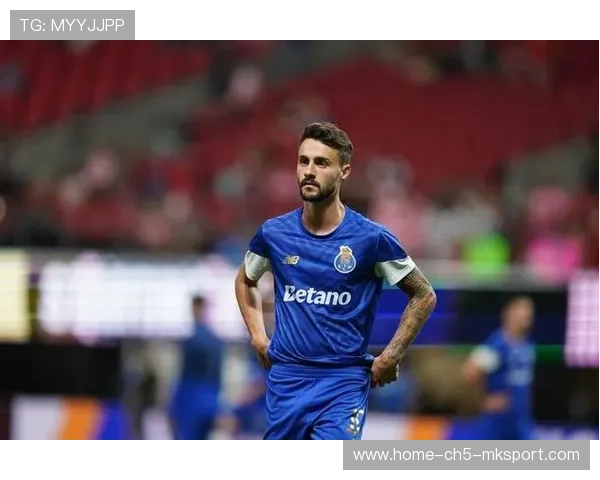 波尔图维埃拉摆脱多名对手后推射轻松入网，展现绝佳球技与决胜瞬间